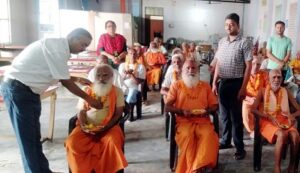 पितृ दिवस पर वृद्धजनों की उतारी आरती