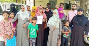 हत्याकांड में पुत्र को फंसाए जाने पर डीएम की चौखट पर आई विधवा मां