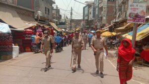 आजमगढ़ में अर्ध सैनिक बालों ने किया फ्लैग मार्च