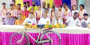 सदर विधायक के हाथों उपहार पाकर खिल उठे मेधावी