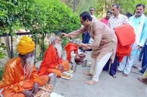 गुरू पूर्णिमा पर पूर्वमंत्री ने संतो को वस्त्र भेंटकर भण्डारे का किया आयोजन