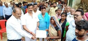 चार पीड़ित परिवारों को मिली राज्य आपदा निधि की धनराशि