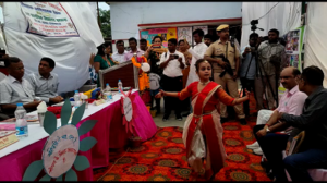 प्रयागराज मंडलाआयुक्त संजय गोयल ने अपने गोद लिए विद्यालय में किया वृक्षारोपण