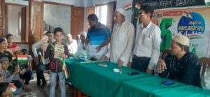 मुबारकपुर मदरसा अशरफिया मिस्बाहुल उलूम में सामान्य ज्ञान प्रतियोगिता में सम्मानित हुए छात्रों के चेहरे खिल उठे