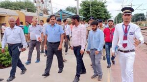 जल्द बनेगा ओवर ब्रिज, केंद्रीय मंत्री व डीआरएम ने किया निरीक्षण