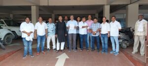 आजमगढ़ : शहर के मुख्य मार्ग पर बने डम्पिंग ग्राउण्ड को लेकर जिलाधिकारी को सौंपा गया पत्र