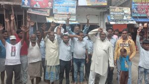 आज़मगढ़ :अहरौला में ख़राब  सड़क को लेकर समाजसेवी लक्ष्मी चौबे के नेतृत्व में हुआ प्रदर्शन