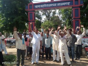 आज़मगढ़ : अहरौला थाने पर सैकड़ों की संख्या में पकड़ी के ग्रामीणों ने किया प्रदर्शन