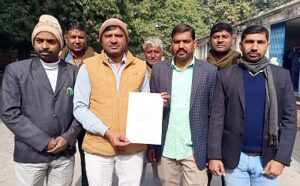 केंद्रीय विद्यालय मधुपुरी में इंश्योरेंस कंपनियां को लेकर कलेक्ट्रेट पहुंचे अभिभावक