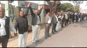 आजमगढ़ :  सैकड़ों की संख्या में अधिवक्ताओं ने मानव श्रृंखला बनाकर कलेक्ट्रेट का किया घेराव