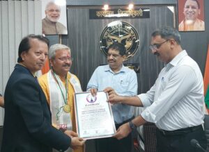 आज़मगढ़ में लोक दायित्व संस्था और जिला प्रशासन के नेतृत्व में रामायण कालीन पौधों का रोपण कर बना विश्व रिकार्ड