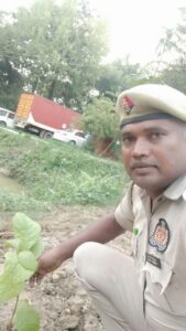 आजमगढ़ के फरिहा चौकी प्रभारी सुल्तान सिंह ने पुलिस कर्मियों के साथ किया पौधारोपण