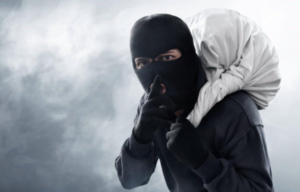 आज़मगढ़ : घर का ताला तोड़ चोरों ने किया हाथ साफ..