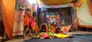 आजमगढ़ : रामलीला में सुग्रीव और बाली के युद्ध ने दर्शकों को किया रोमांचित