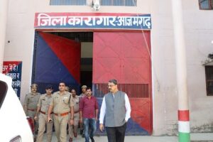 आज़मगढ़ : जिलाधिकारीऔर  पुलिस अधीक्षक ने जिला कारागार का किया औचक निरीक्षण