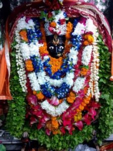 आजमगढ़ में नवरात्रि के पहले दिन दक्षिण मुखी देवी मंदिर में उमड़ी भक्तों की भारी भीड़