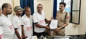 आजमगढ़: प्रेशर हार्न का प्रयोग करने वाले बस चालकों के खिलाफ प्रयास संगठन ने एसपी यातायात को सौंपा ज्ञापन