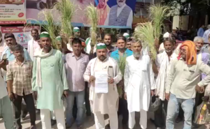 पानी न मिलने से फसलों की बर्बादी से परेशान किसान हाथों में फसल लेकर पहुँचे DM ऑफिस