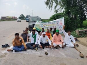 उमापुर टोल प्लाजा पर अवैध वसूली के विरोध में भा की यू (भानू) का धरना प्रदर्शन