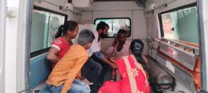 एक बाइक पर पांच सवार कुत्ते के सामने आने से हुई दुर्घटना एक गंभीर