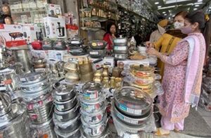 आज़मगढ़ में धनतेरस और दीपावली में बर्तनों की खरीद पर धमाका ऑफर