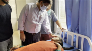 आज़मगढ़ में लड़की के गले में फंसी नुकीली पिन , डॉ० ने बचाई जान