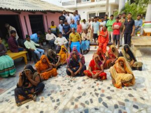 बहुओं के साथ रात गुजारने वाले दबंग के खिलाफ़ कार्रवाई की किया मांग