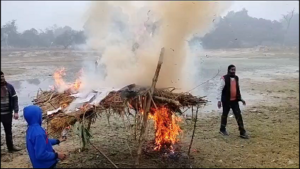 आज़मगढ़ : पोखरी में चल रहे विद्यालय के मामले में ये कैसा घमासान !