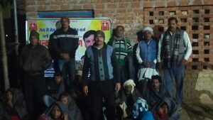 गरीब असहाय लोगों के बीच कंबल का वितरण किया