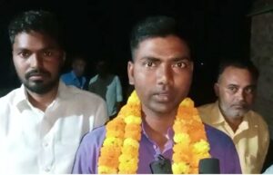 सब इंस्पेक्टर की ट्रेनिंग पूरी कर गांव पहुंचा किसान का बेटा