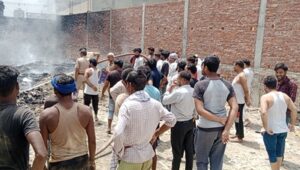 आज़मगढ़ में कबाड़ की दुकान में लगी भीषण आग