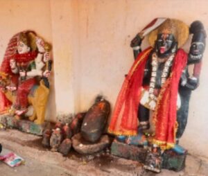 प्रयागराज : काली माता के प्रसिद्ध मंदिर पर श्रद्धालुओं के जाने के लिए नहीं है रास्ता