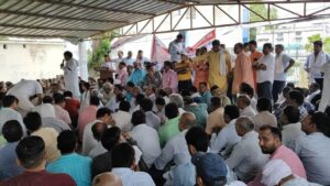 आजमगढ़ में ऑनलाइन अटेंडेंस के विरोध में हजारों शिक्षकों ने किया विरोध प्रदर्शन