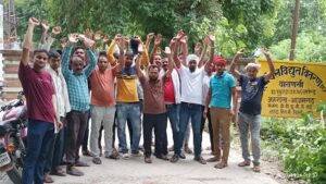 आज़मगढ़ : बिजली कटौती पर भड़के लोग, घेरा पावर हाउस