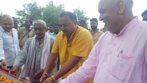 आज़मगढ़ : सीसी रोड का एमएलसी रामसूरत राजभर ने किया लोकार्पण