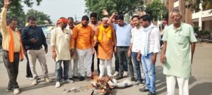 आजमगढ़ में फूंका गया पूर्व मुख्यमंत्री अखिलेश यादव का पुतला….