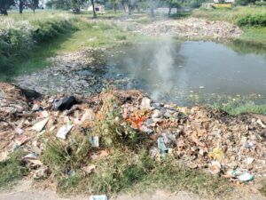 आज़मगढ़ : पोखरी में कूड़ा फेकने को लेकर भारत ऱक्षा दल ने प्रदूषण नियंत्रण अधिकारी को सौपा ज्ञापन