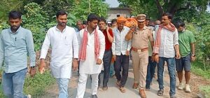 अंतिम संस्कार से पहले पूर्व प्रधान का शव थाने के गेट के सामने रख कर किया विरोध प्रदर्शन