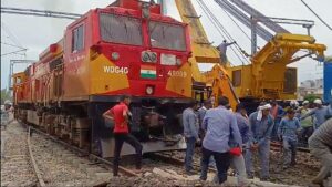 आजमगढ़: सरायमीर रेलवे क्रॉसिंग पर मालगाड़ी का इंजन फंसा, डेढ़ किलोमीटर लंबा जाम