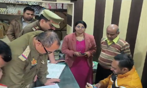 आजमगढ़ में दिनदहाड़े 3.92 लाख की लूट: व्यापारी से मारपीट, पुलिस कर रही जांच