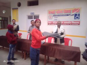 गरीब और दिव्यांग परिवारों को कंबल वितरण, ठंड से राहत पाने की कोशिश