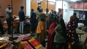 आज़मगढ़ में साड़ी की दूकान में लगी भयंकर आग, 12 लाख का नुकसान