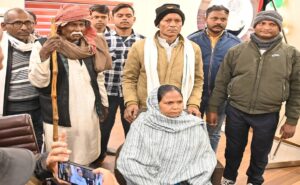 49 साल बाद परिवार से मिली फूला देवी, आजमगढ़ पुलिस की सराहनीय पहल…