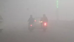 सुबह-सुबह कोहरे की मोटी चादर में ढका आज़मगढ़,मुश्किलें बढ़ीं…!