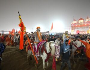 महाकुंभ का पहला अमृत स्नान, तलवारें लहराते पहुंचे नागा साधु…