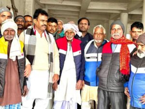 पूर्व ब्लॉक प्रमुख इसरार अहमद ने जरूरतमंदों को ठंड से बचाने के लिए बांटी जैकेट