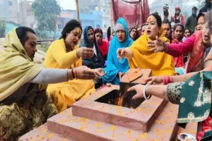 किन्नर अखाड़े के महामंडलेश्वर ने महाकुंभ मेला से पहले किया हवन …