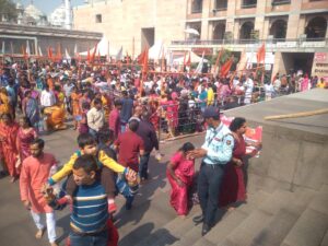 काशी और अयोध्या में श्रद्धालुओं का सैलाब, पुलिस ने बढ़ाई सुरक्षा