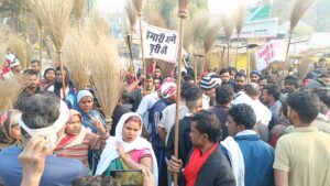 आज़मगढ़ : मुबारकपुर में सफाई कर्मियों का जोरदार प्रदर्शन, आठ सूत्रीय मांगों को लेकर प्रशासन पर लगाया आरोप