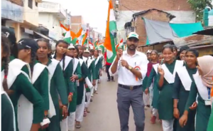 सराय अकिल में आदर्श इंटर कॉलेज से निकली भव्य तिरंगा यात्रा, देशभक्ति के नारों से गूंजा पूरा नगर